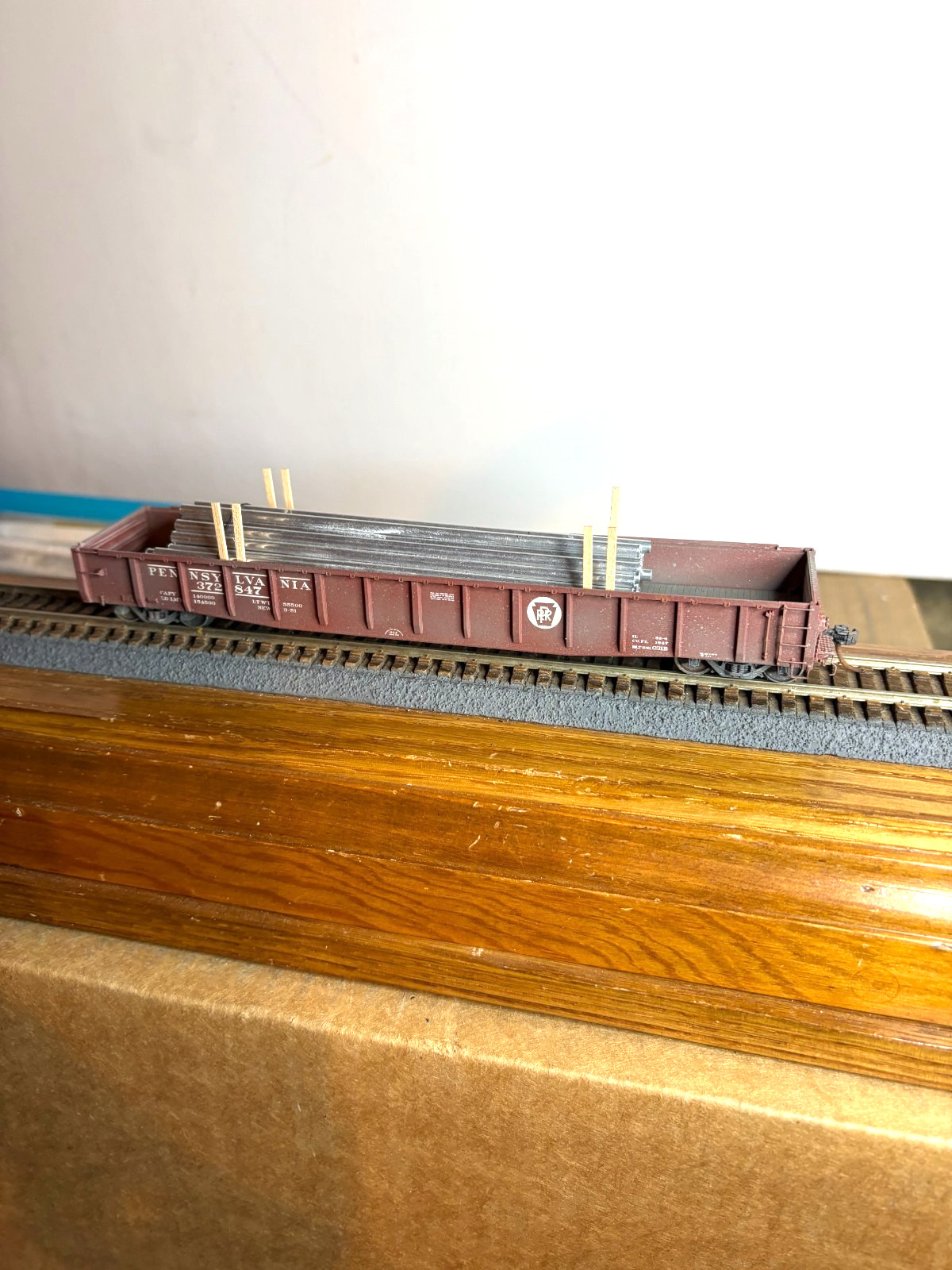 Brass Unknown Pennsylvania 54′ Gondola Car #372847 w/Pipe Load H.O. 1:87