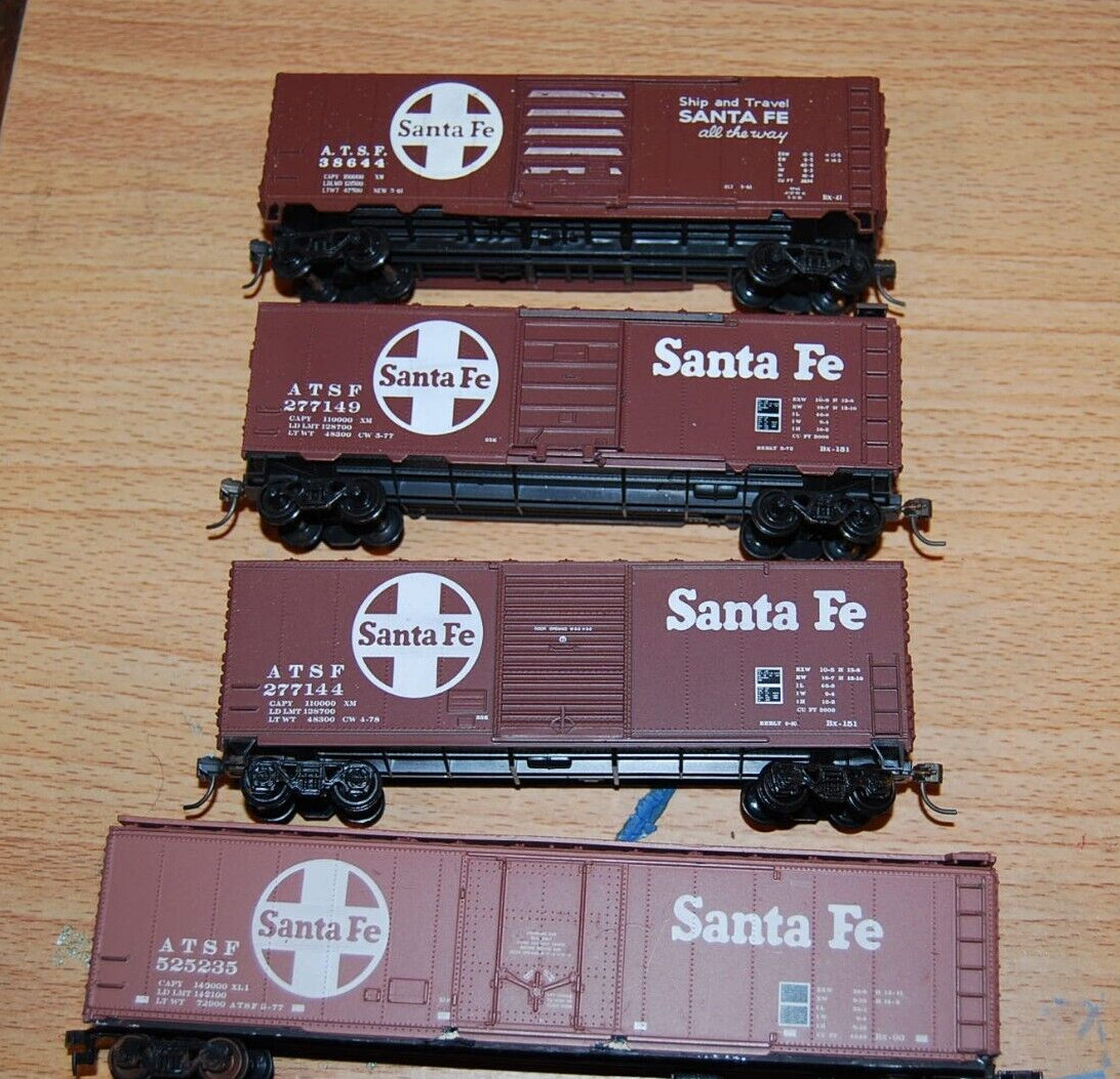 Santa Fe 70’s Style Boxcars – (3)-40′ Boxcars, (1 ) 50′ Boxcar Accurail