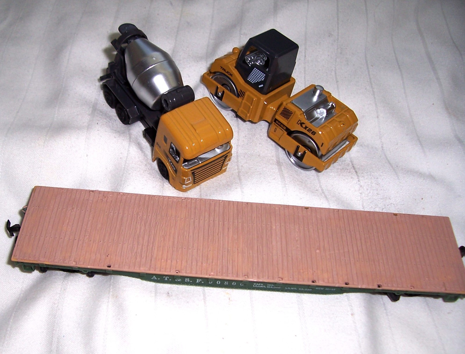 LOT#214 40 FT HD FLATCAR LOADED WITH TWO PERFECT REPLICAS CONSTRUCTION EQUIPMENT