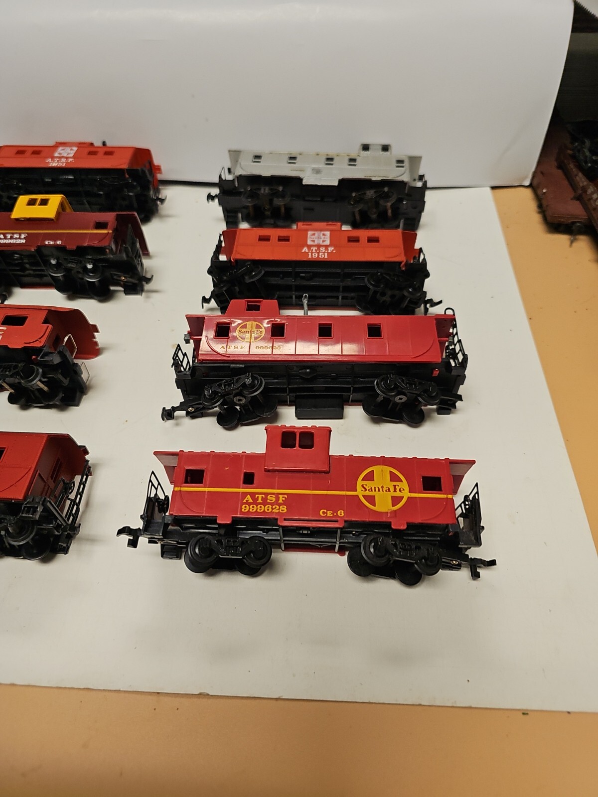 HO Scale Lot of 21 Mixed Caboose & Box Car, Tyco, Life-Like, Lima,Tri-ang More