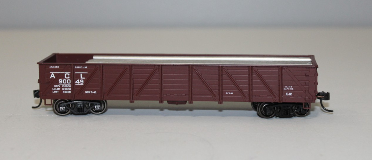 Walthers Proto 1000 50 Ton Drop Bottom Composite Gondola with Aluminum Pipe load