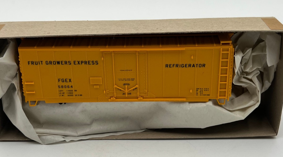 Accurail HO Scale 3103 Fruit Growers Express FGEX 40′ Plug Door Boxcar #58064