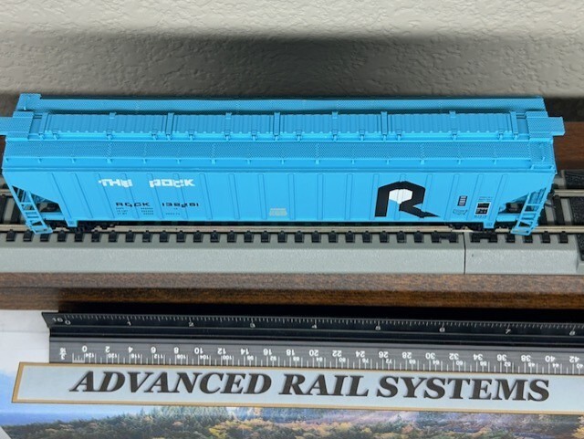 ROCK ISLAND – ROCK BLUE RIB SIDE COVERED 4750cu 3 BAY HOPPER CAR HO Scale NEW