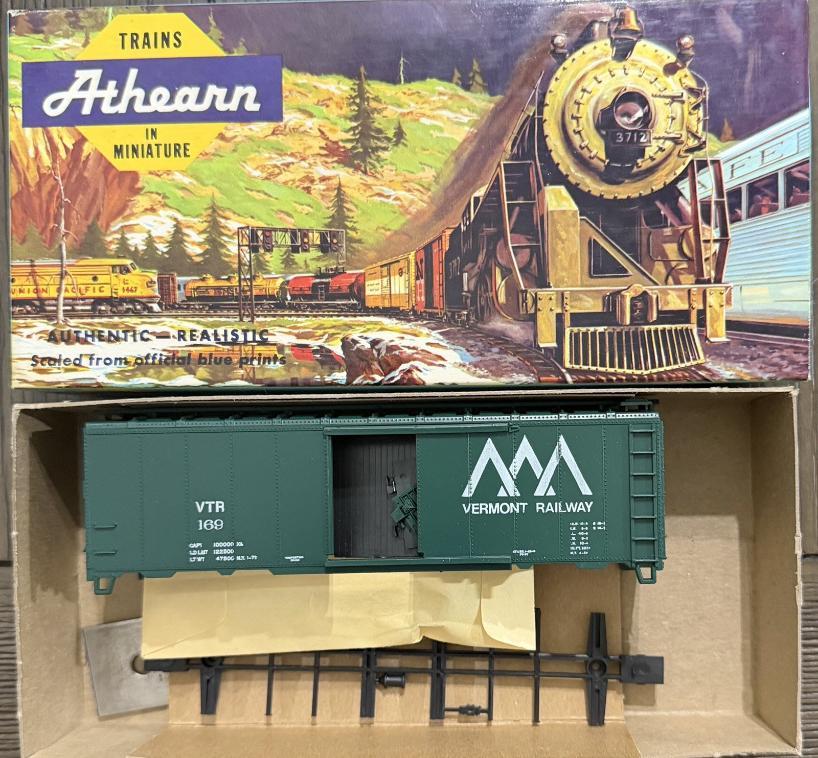 HO Scale Athearn 40’ Boxcar. Vermont Railway #169.
