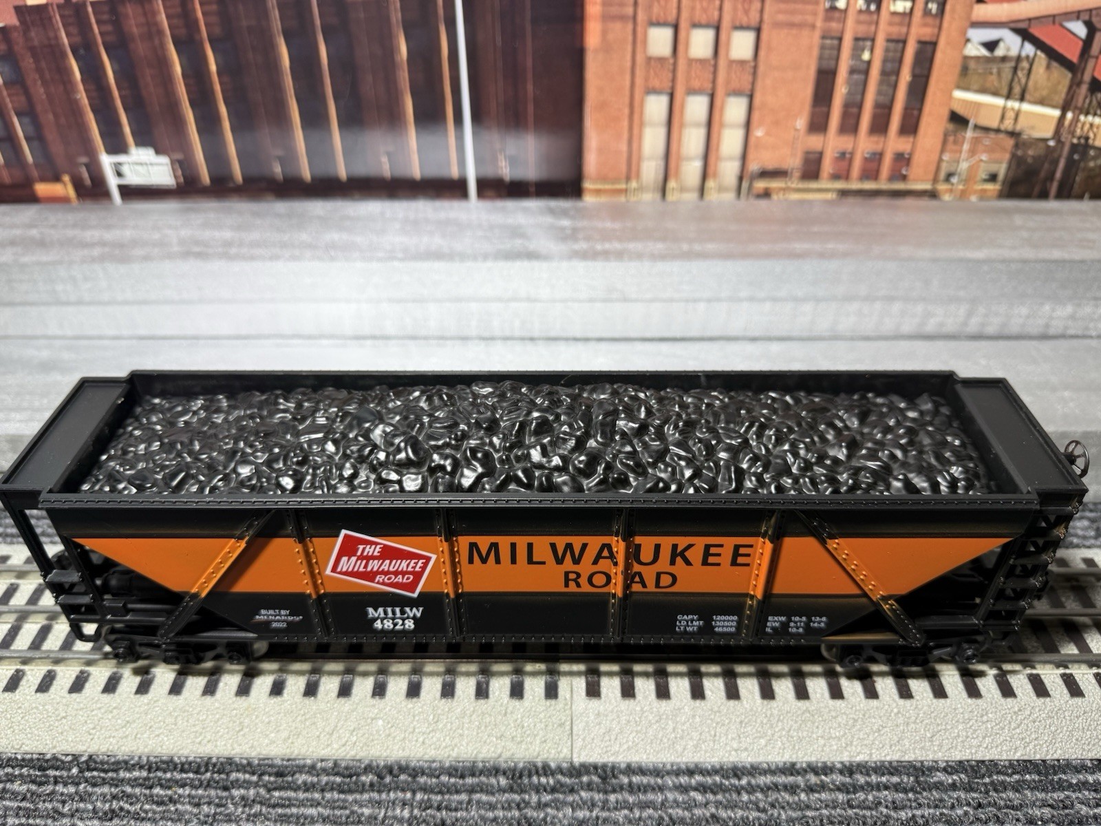 Menards #279-8948 & 279-4418 – Milwaukee Road Coal Hopper & Weathered Boxcar Set