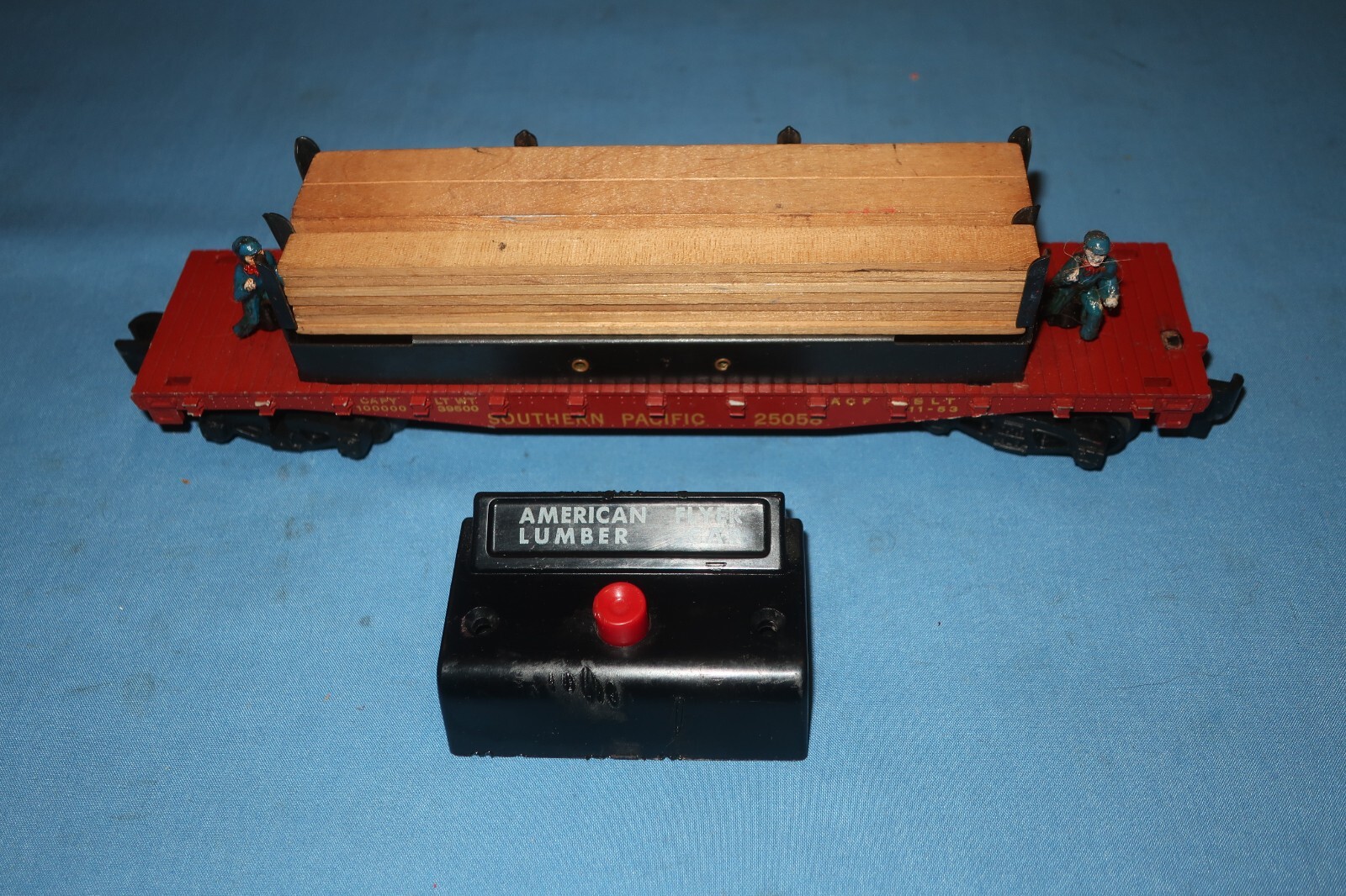 American Flyer #25058 Moe & Joe Operating Lumber Car. Working.