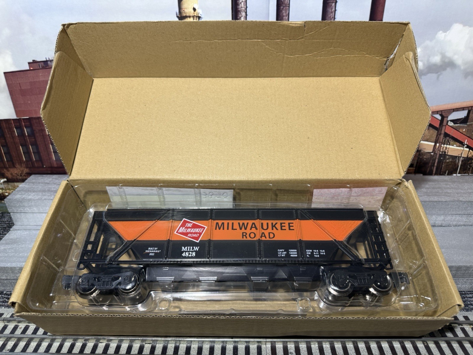 Menards #279-8948 & 279-4418 – Milwaukee Road Coal Hopper & Weathered Boxcar Set