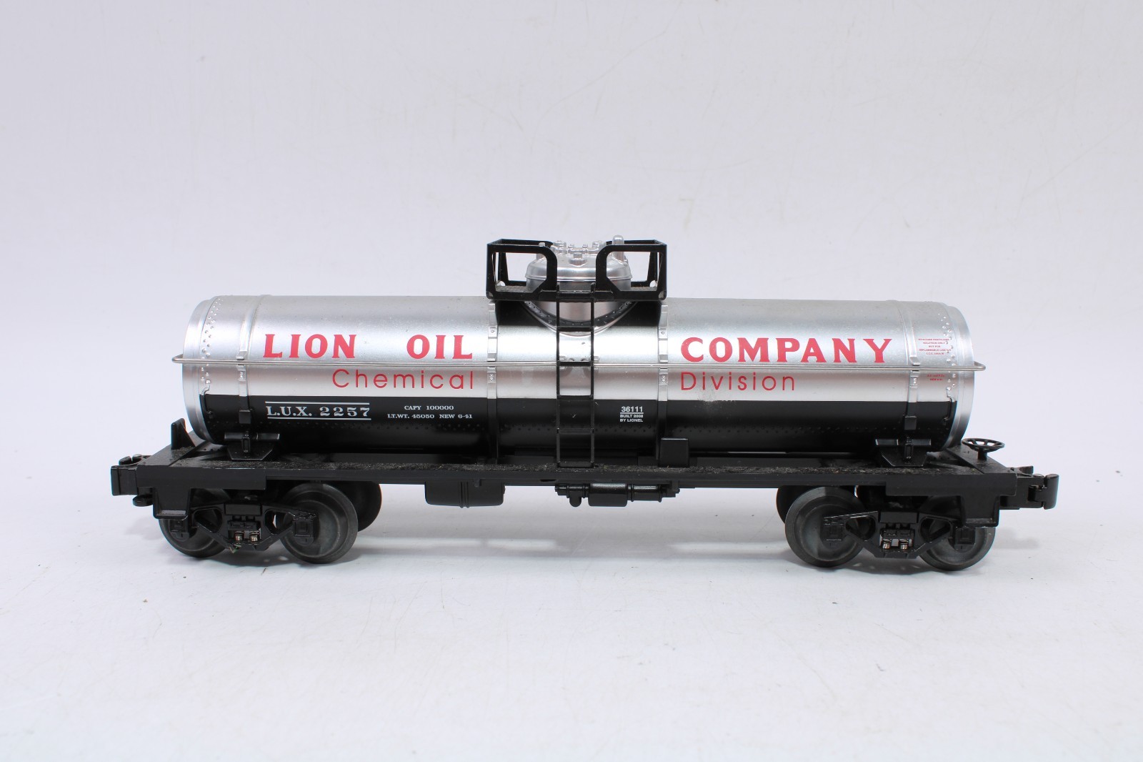 Lionel 6-36111 O Gauge Lion Oil Company Single Dome Tank Car LUX #2257