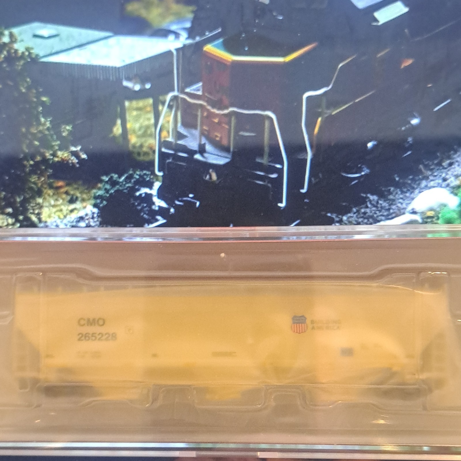 ( Random pick ) Union Pacific BNSF KCS Tender Covered Hopper Freight Cars