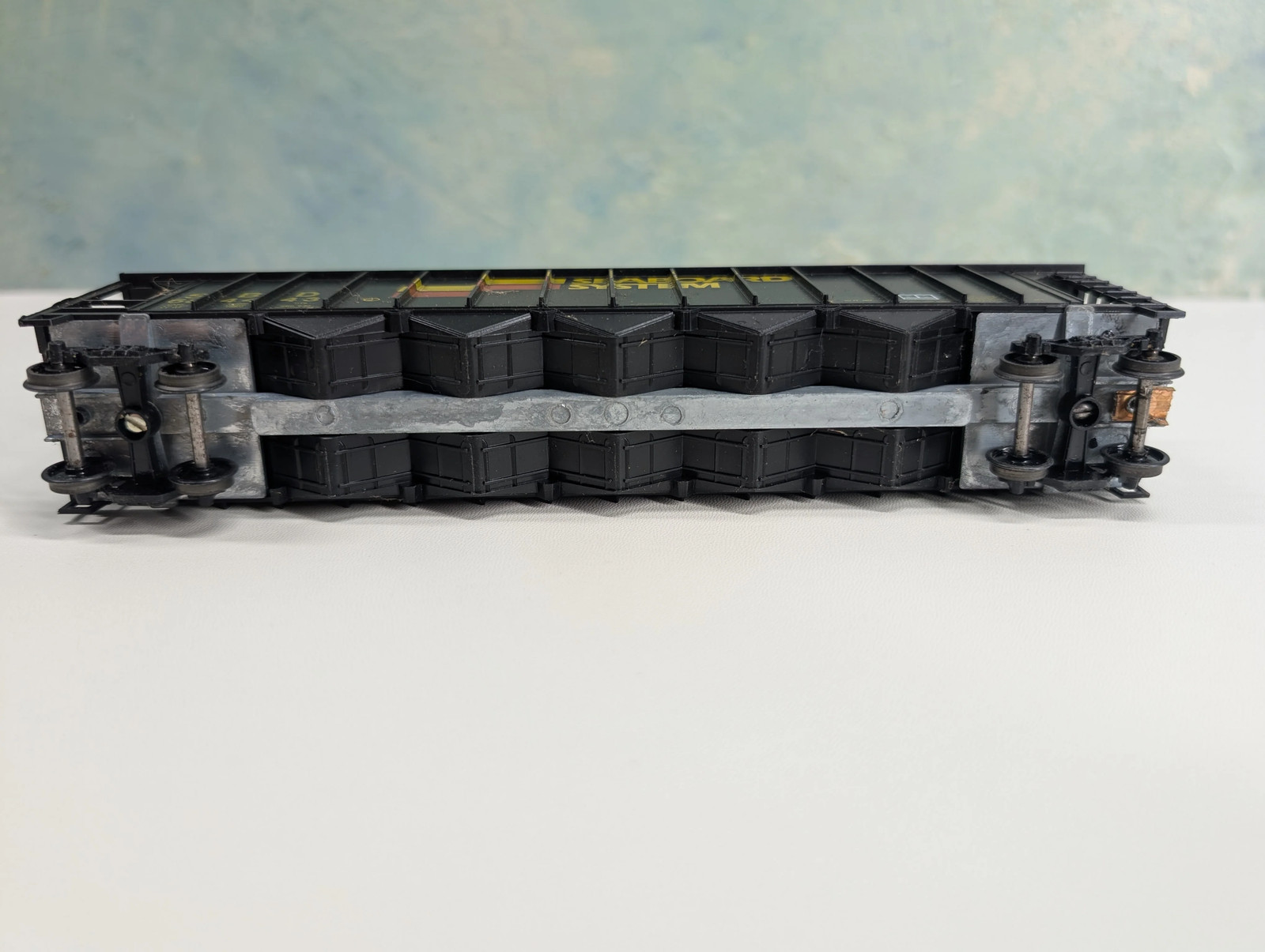 Roundhouse HO Scale Rapid Discharge Hopper w/ Coal Load Seaboard System #684443