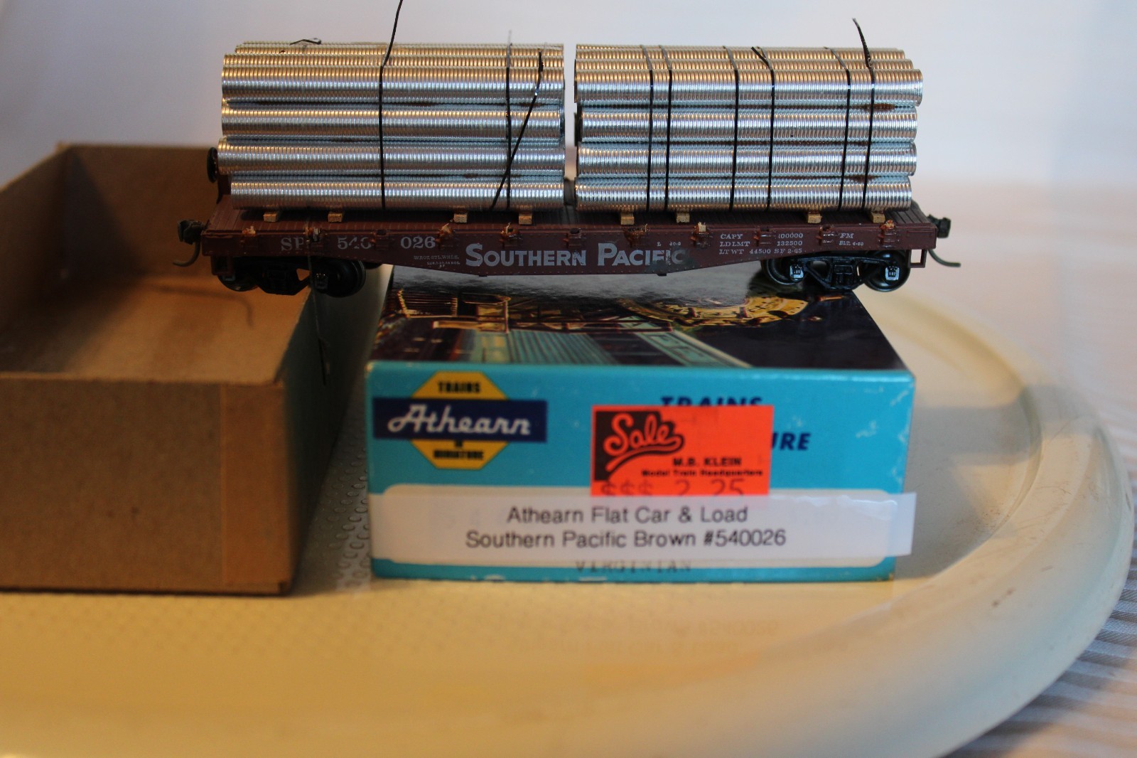 HO Scale Athearn, 40′ Flat Car & Pipe Load, Southern Pacific, Brown, #540026