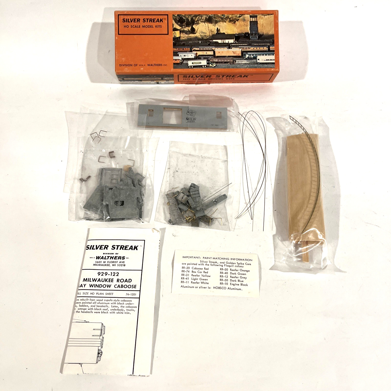 HO TRAIN KIT SILVER STREAK CABOOSE 30′ BAY WINDOW MILWAUKEE LESS TRUCKS 929-122