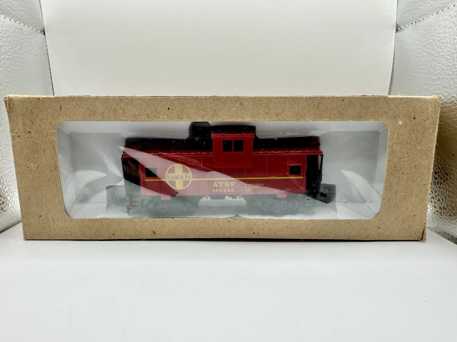 HO Scale Santa Fe ATSF Caboose #999246 – Red/Yellow/Black Model Train Car