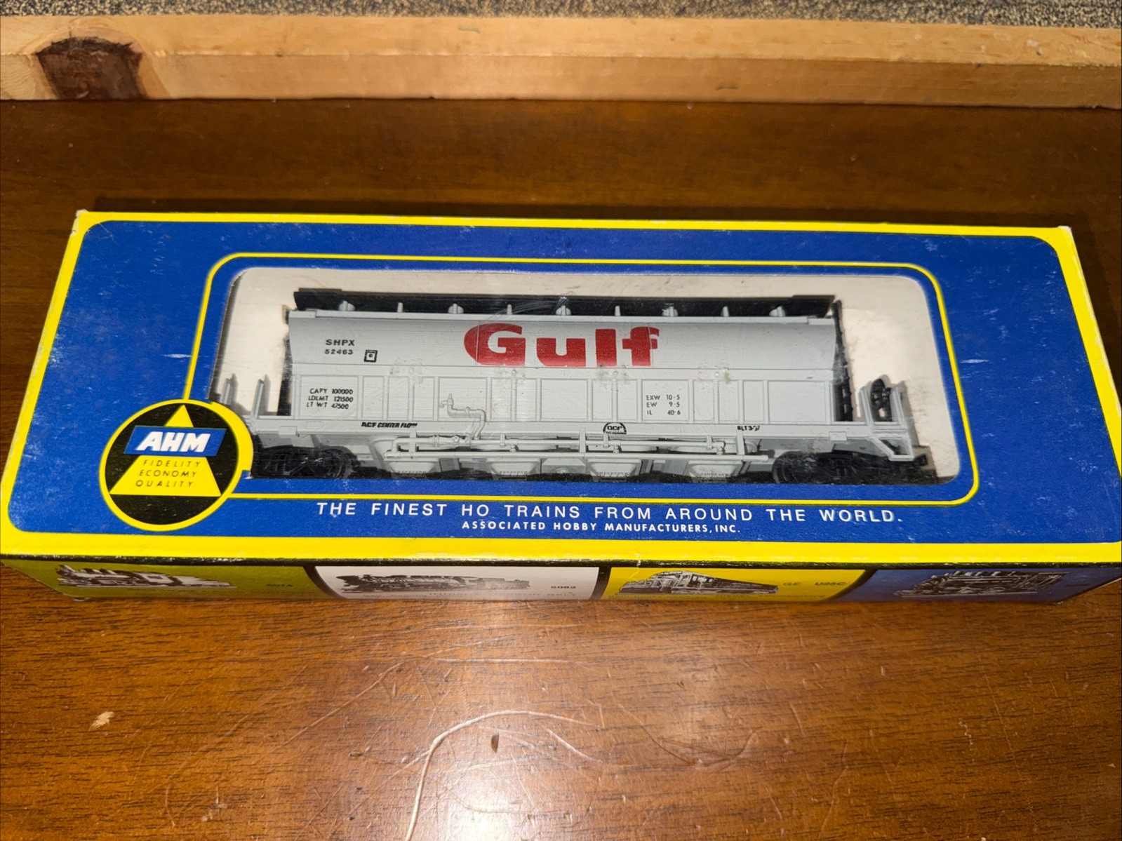 AHM HO Scale #5427E Gulf ACF Center Flow Covered Hopper. NOS