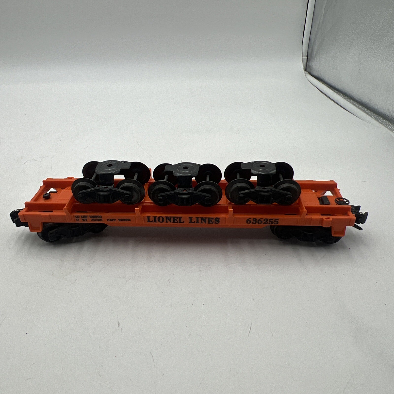 LIONEL POSTWAR O GAUGE 6362 ORANGE RAIL TRUCK CAR WITH 3 TRUCKS #636255 – EX