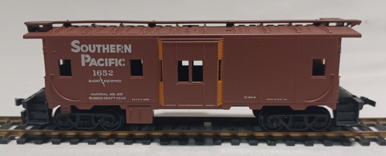 HO SCALE ATHEARN SOUTHERN PACIFIC Bay Window Caboose #1652 Partially Built-up