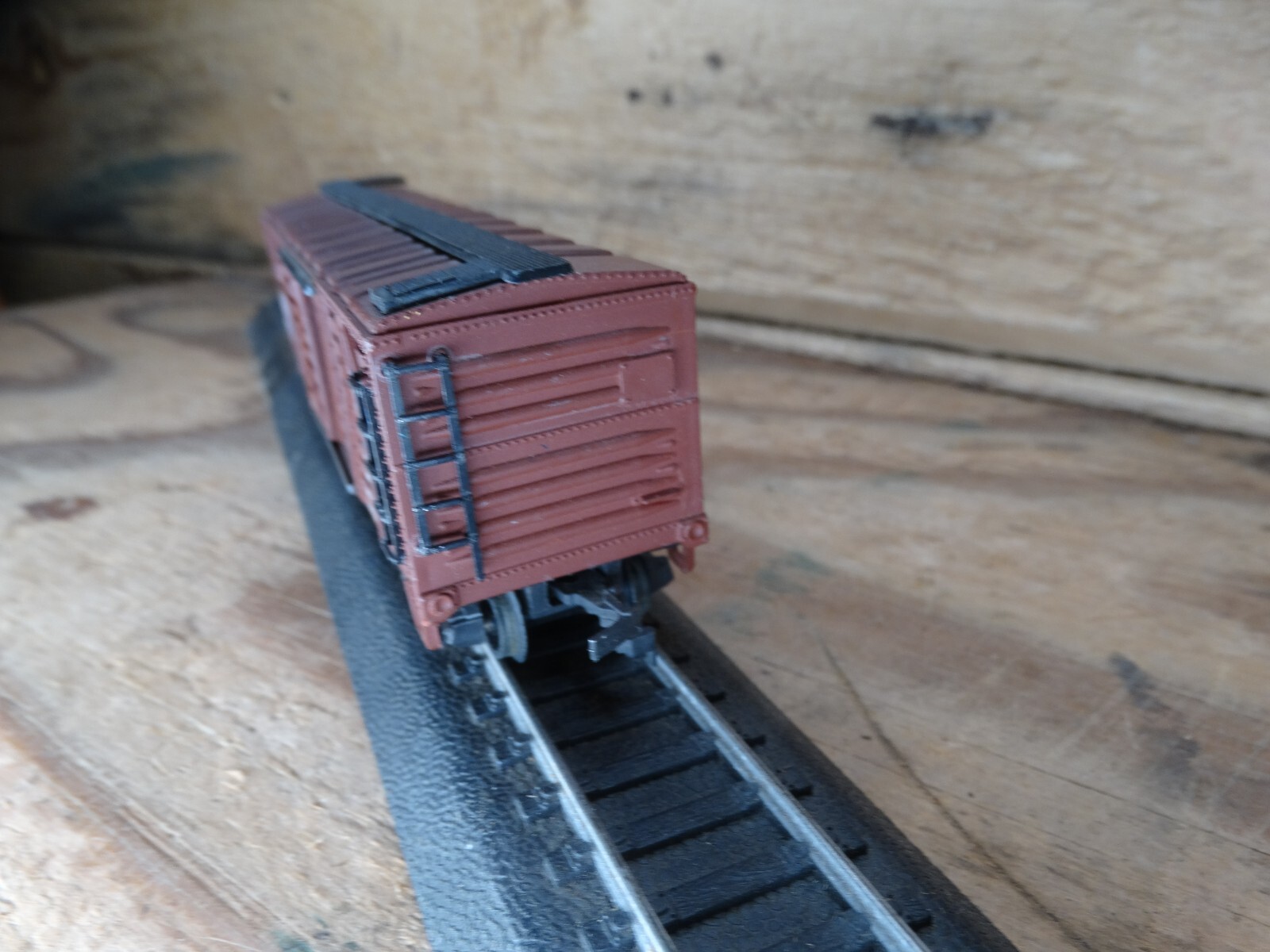 AHM Tempo HO 41′ Erie 9950 Sliding Door Model Railroad Livestock Car