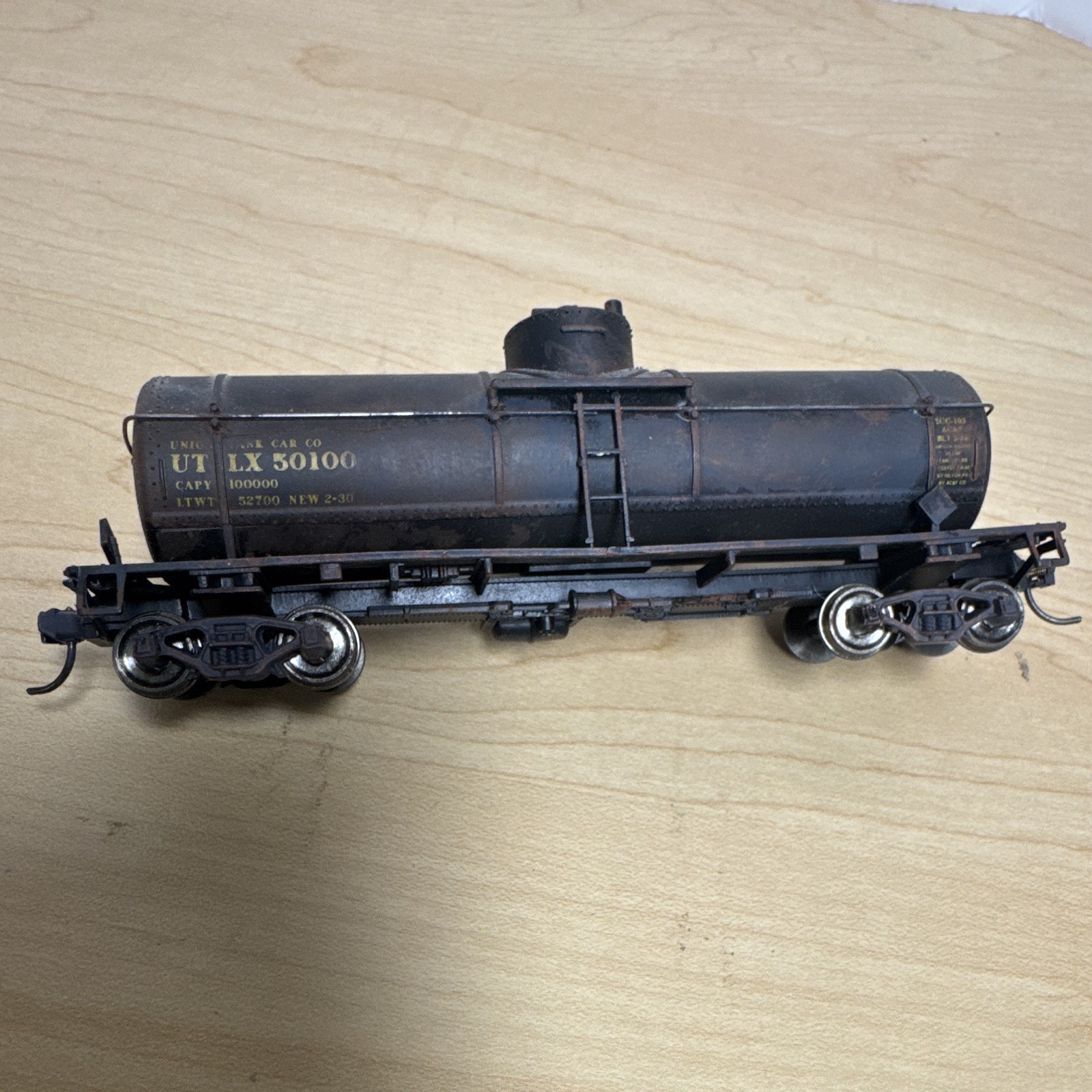Walthers UTLX 50100 Single Dome Tank Car HO Scale Black/Brown Westhered 932-5001