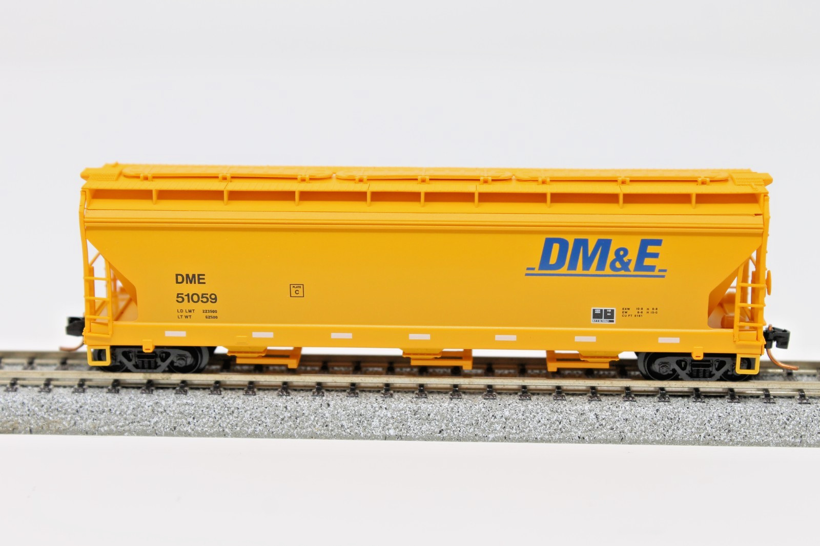 N Scale Micro Trains 09400280 3 Bay ACF Covered Hopper DM&E DME 51059