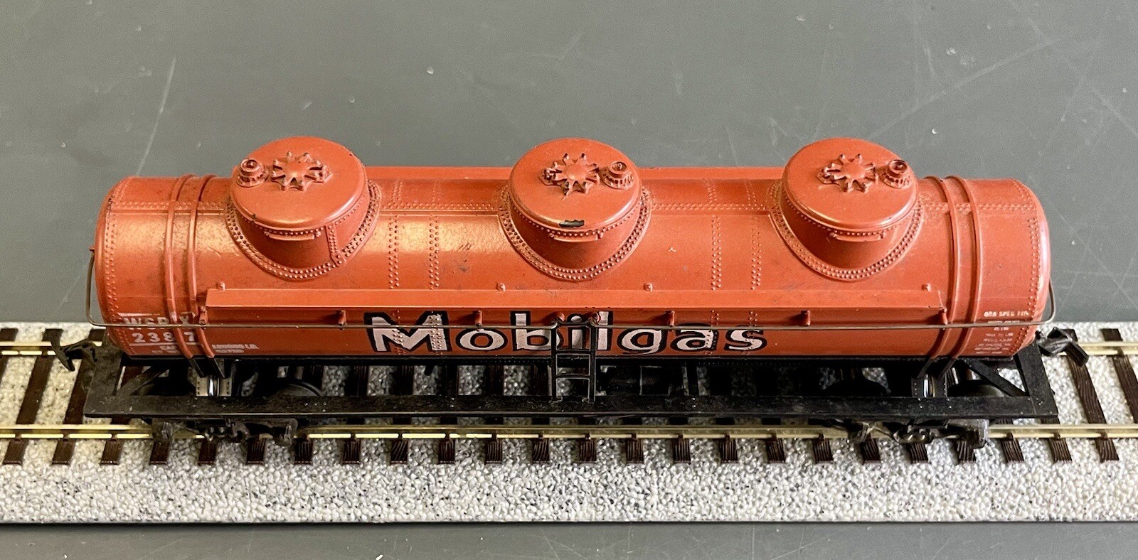 🚂 HO Scale Athearn 1503 Mobilgas 3-Dome Tank Car, Red #WSRX2387 C-6 Very Good!!