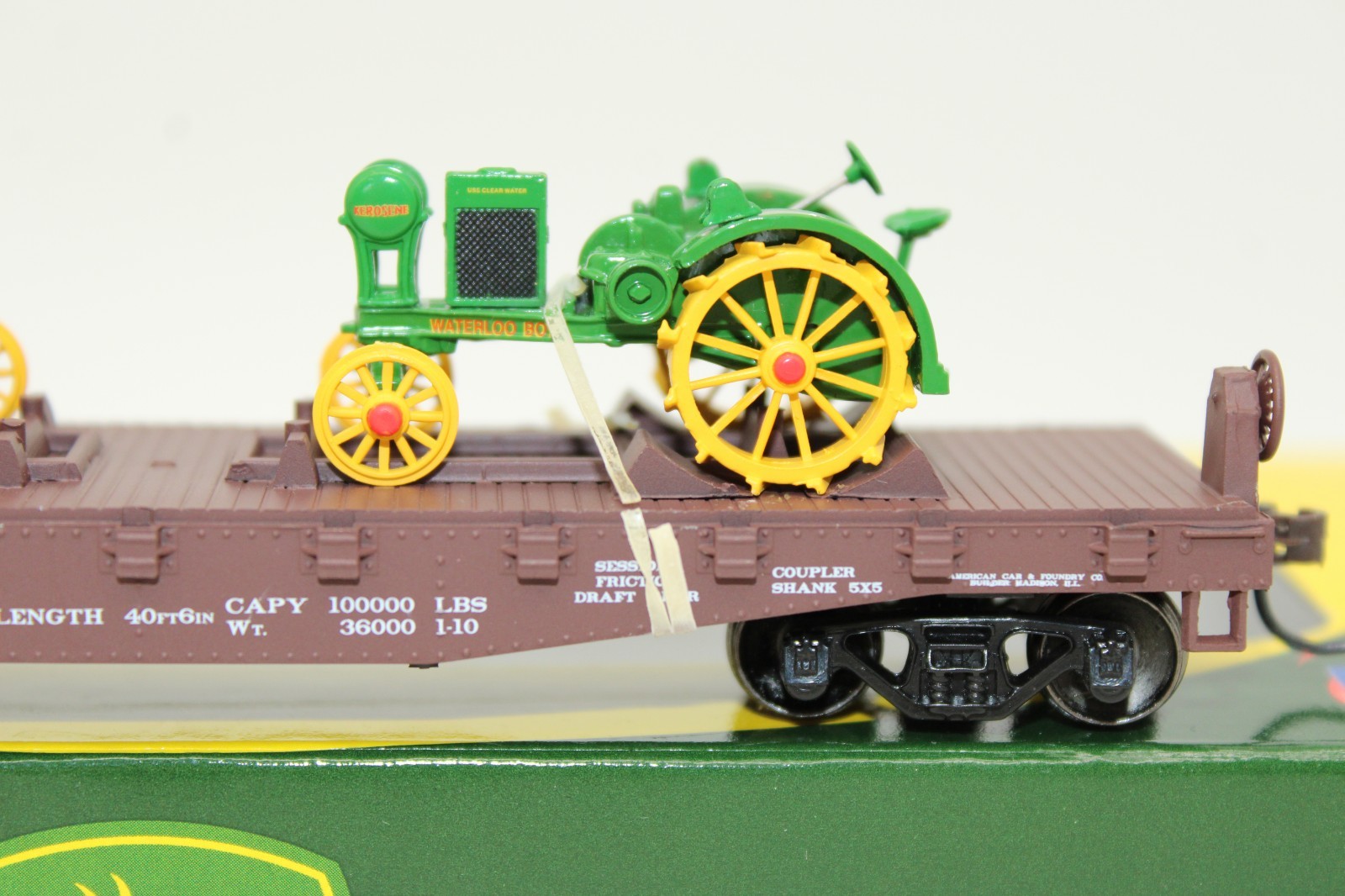 Athearn HO Scale CB&Q Burlington 40′ Flat Car John Deere Waterloo Boy Tractors