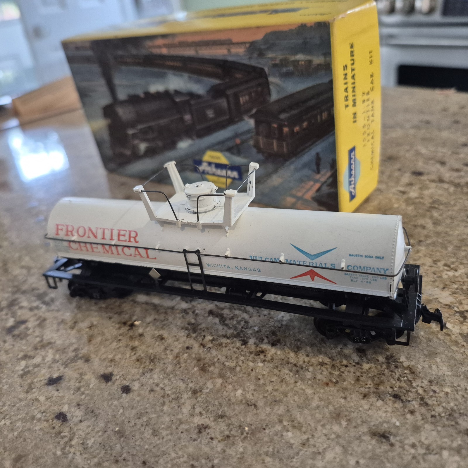 Athearn HO Frontier Chemical Tank Car Kit, White/Black/Red/Blue, Plastic