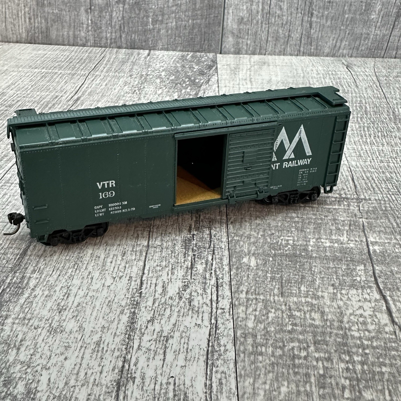 ATHEARN VERMONT RAILWAY GREEN 40′ BOX CAR RTR KD’S CAR # 169 ITEM # 1214