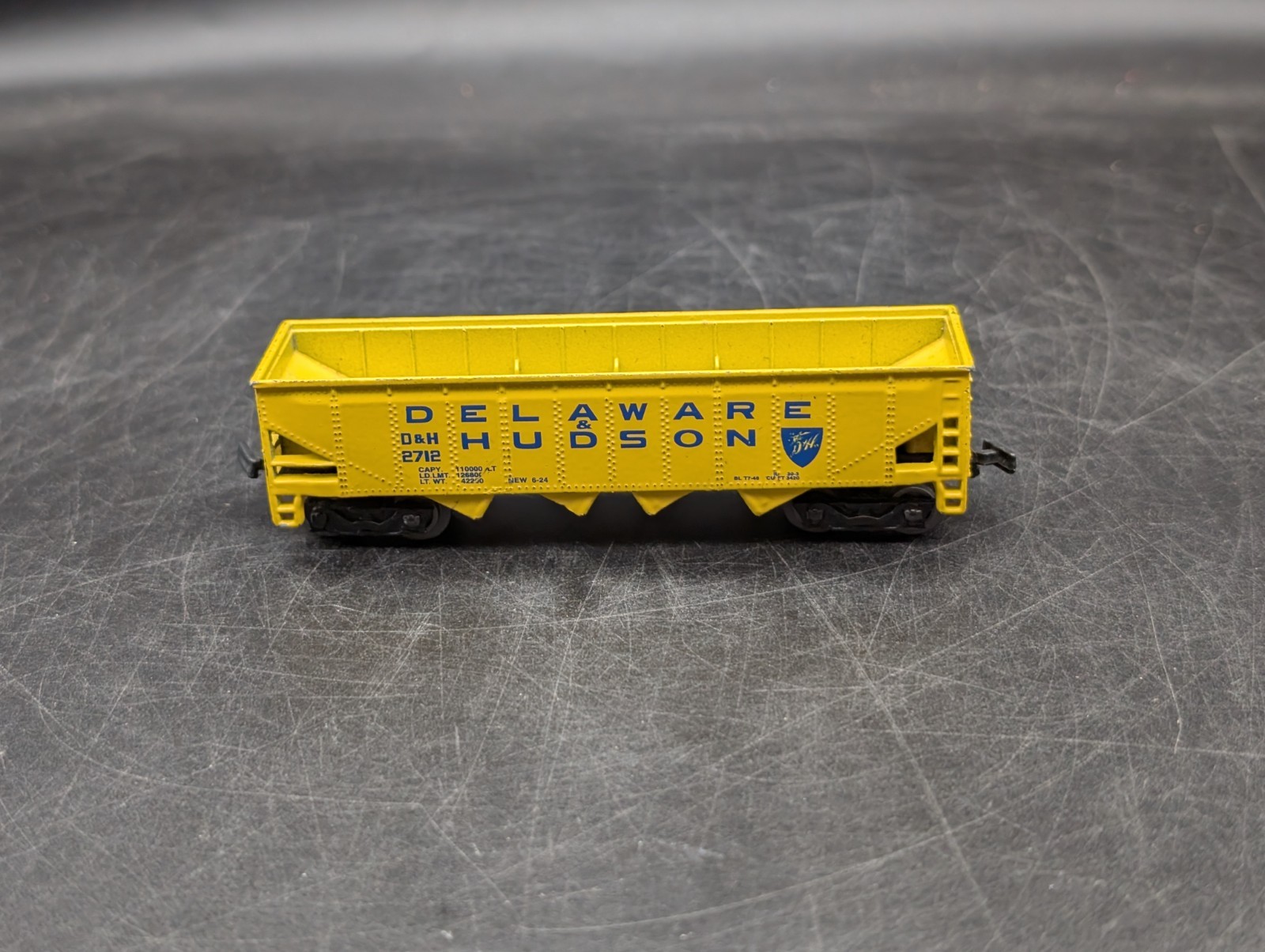 MAISTO ON TRACK DIECAST METAL & PLASTIC DELAWARE & HUDSON 4 BAY HOPPER