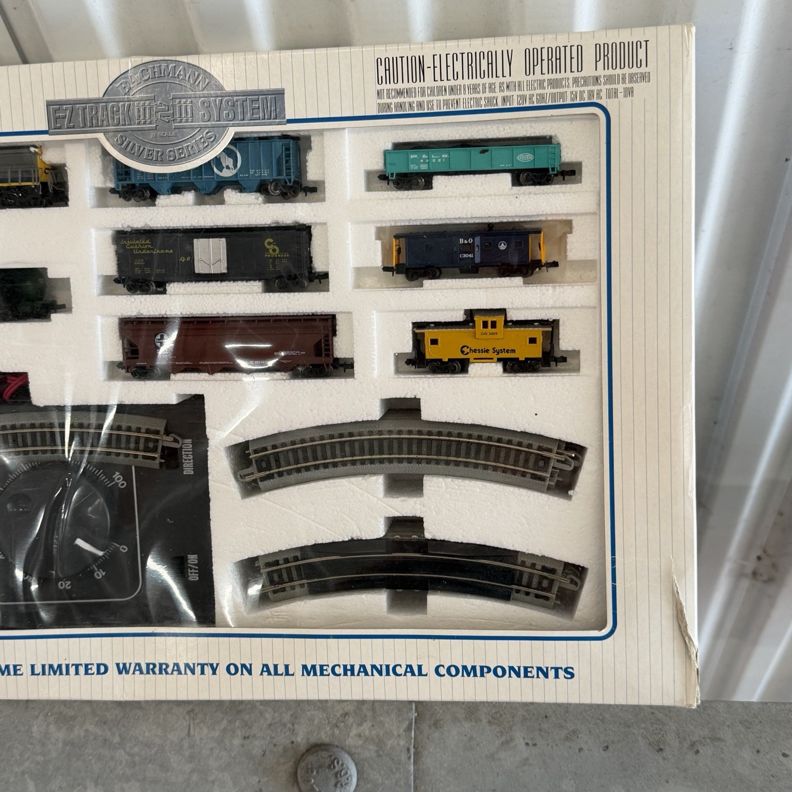 Bachmann N Scale Trainmaster CSX Dash 8-40CW Electric Train Set 24103 EZ Track