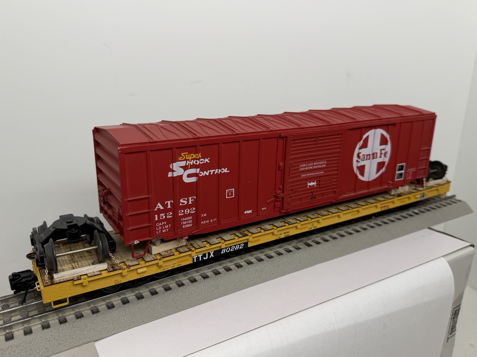 ATLAS O 3 rail TTJXZ 80282 CUSTOM box car wreck load Santa Fe Ralphstrains