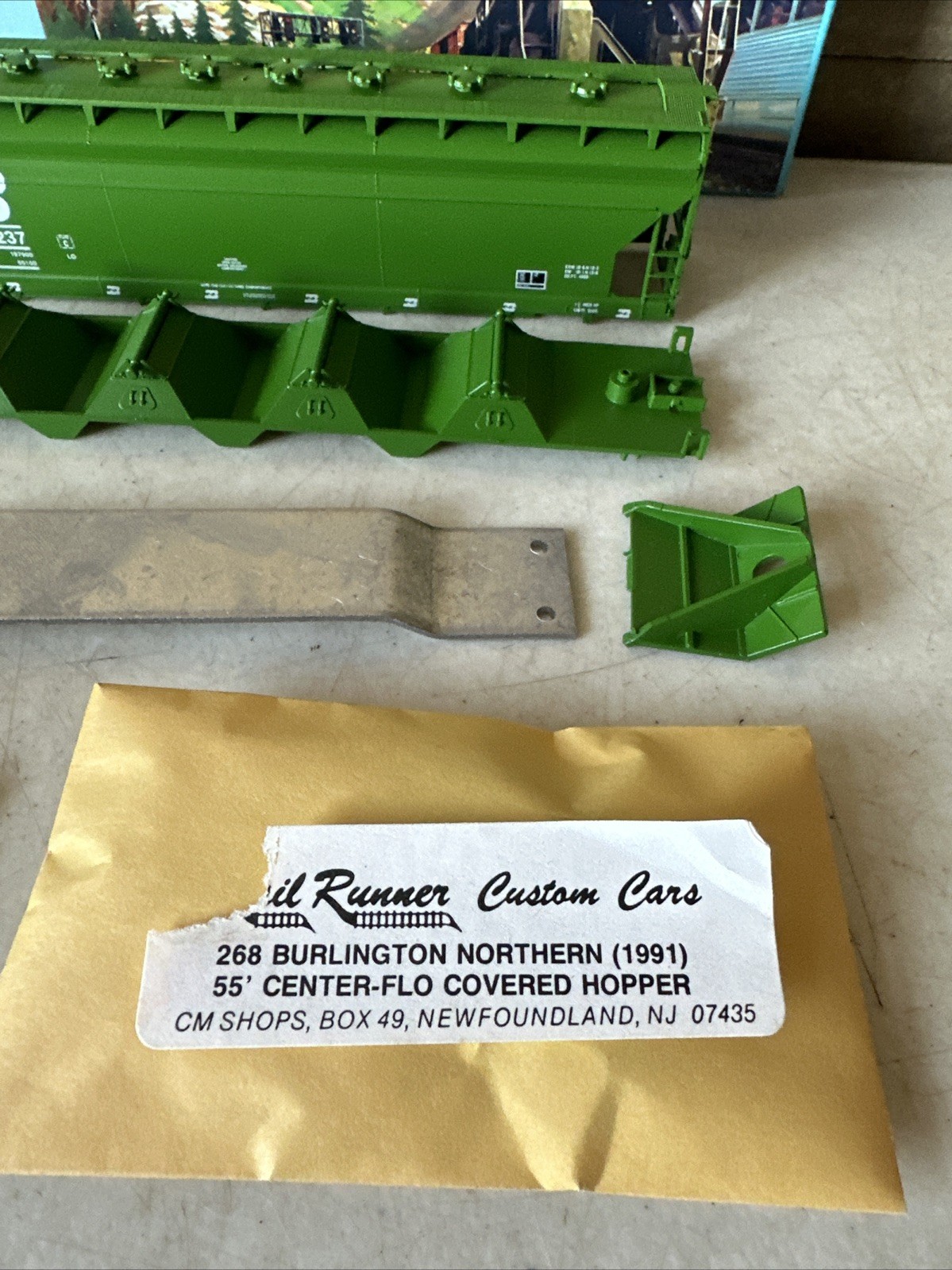 HO ATHEARN Rail Runner 268 55′ Center Flow COVERED HOPPER Burlington Northern