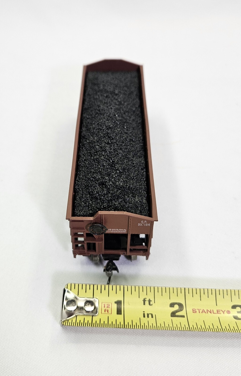 HO Scale Canadian Pacific C.P. 357164 Hopper Car 2 Bay with Coal Load Railroad