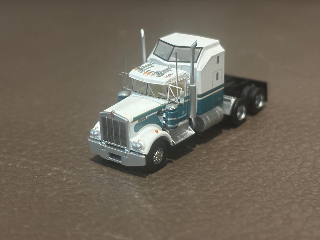 Trainworx N Scale 49045 Kenworth W900 Aerodyne Tractor Seminole White & Green