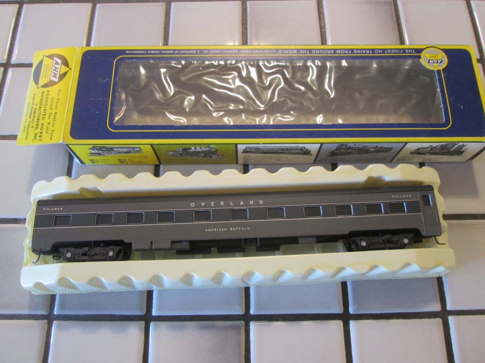 AHM/rivarossi UNION PACIFIC overland gray passenger car HO scale