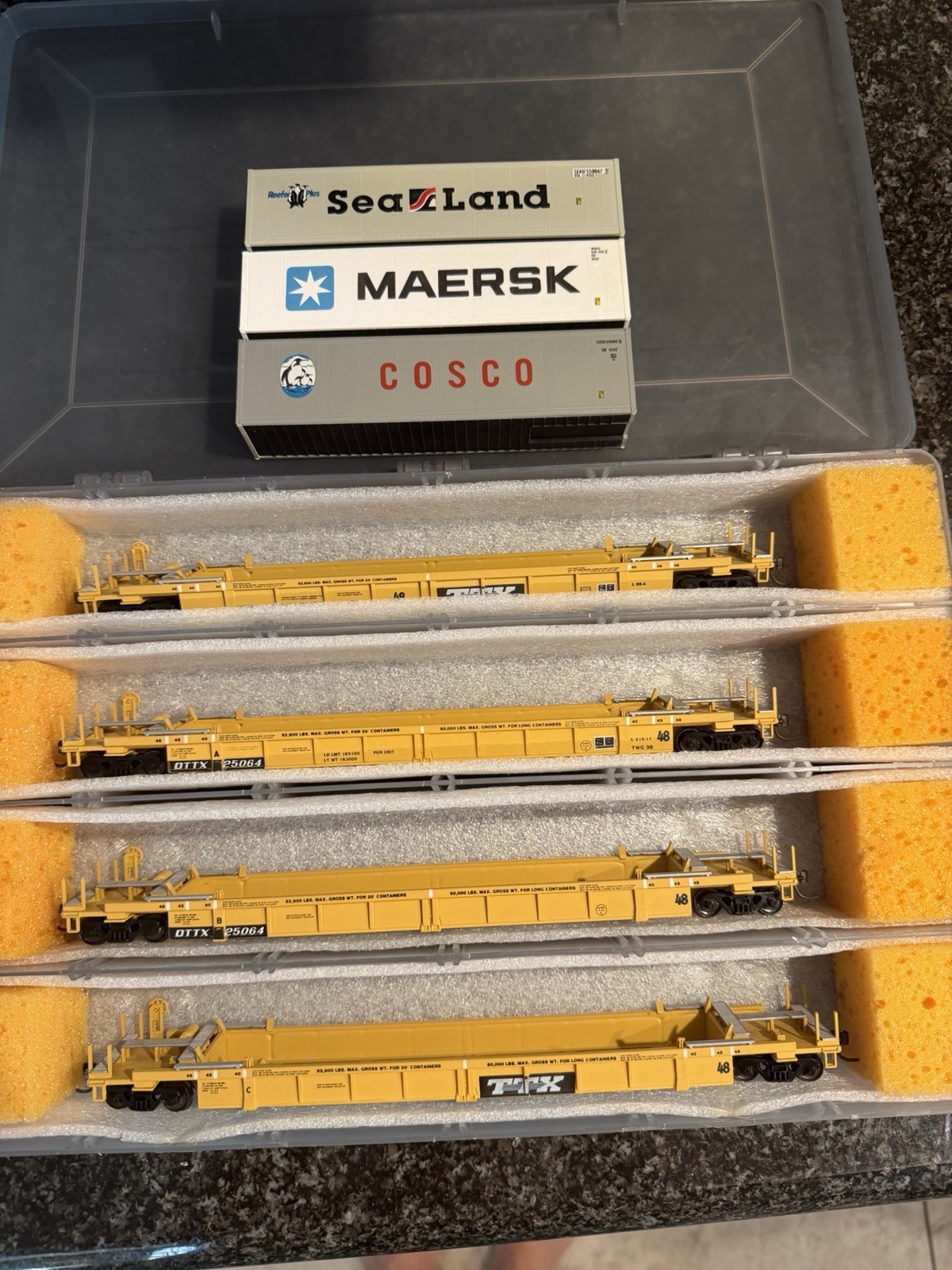 Lot Of Four HO Walthers Thrall Well Cars DTTX w/Containers DTTX #25064 & #54184