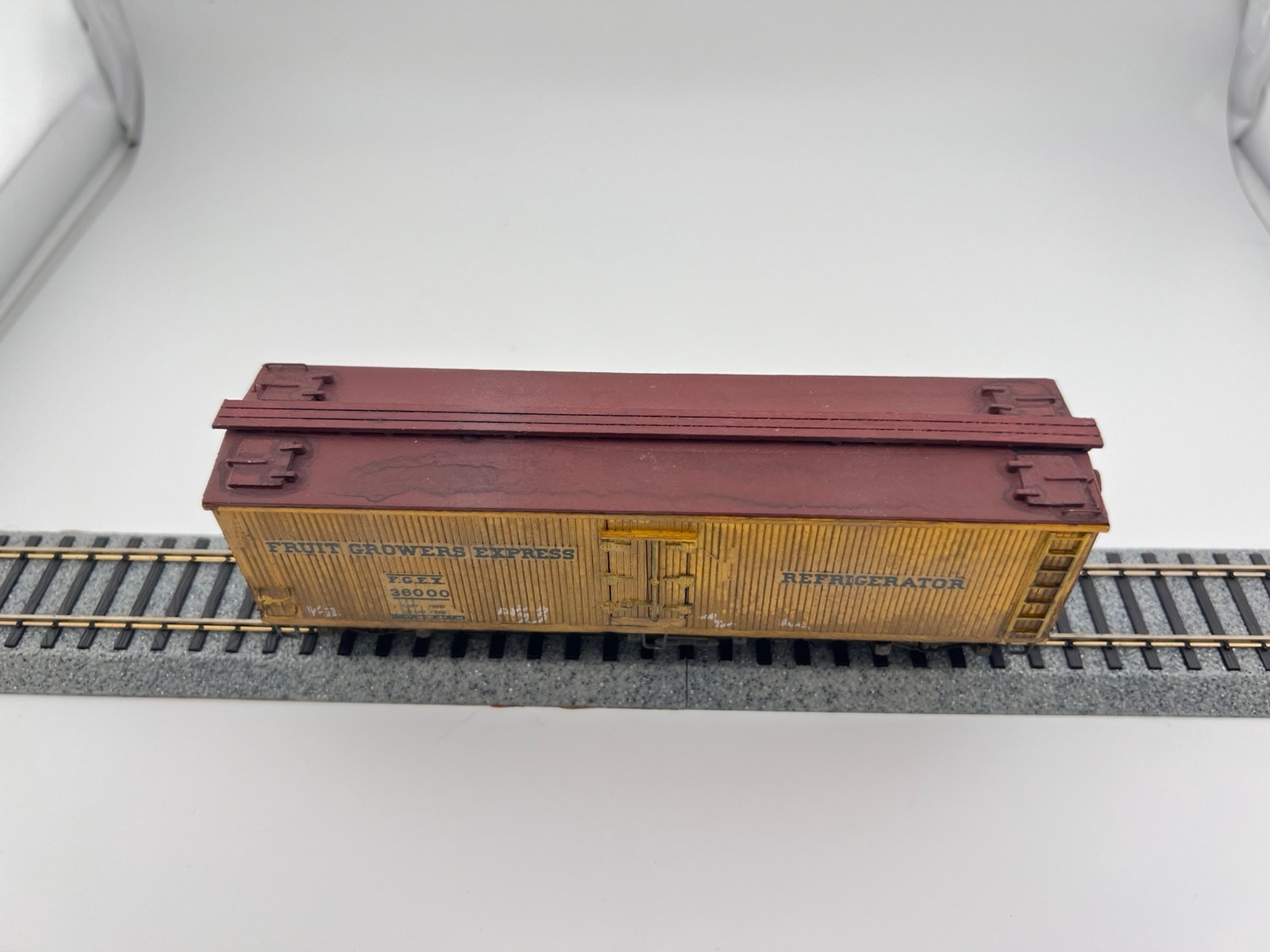 HO Suncoast Models 40′ Reefer Fruit Growers Express FGEX Weathered RTR