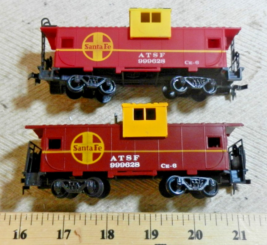 2 Bachmann HO Wide Vision Santa Fe Cabooses in OBs: 2 distinct variations! (C)