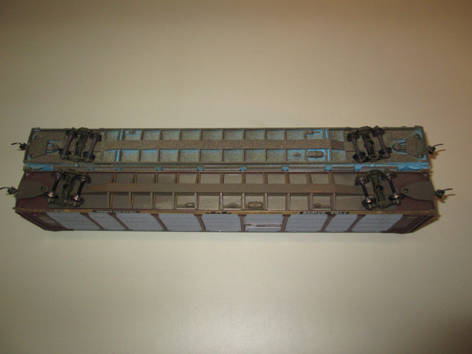 HO Scale Walthers Enclosed Car Carrier (THE ROCK & CONRAIL) Railroad (Set of 2)