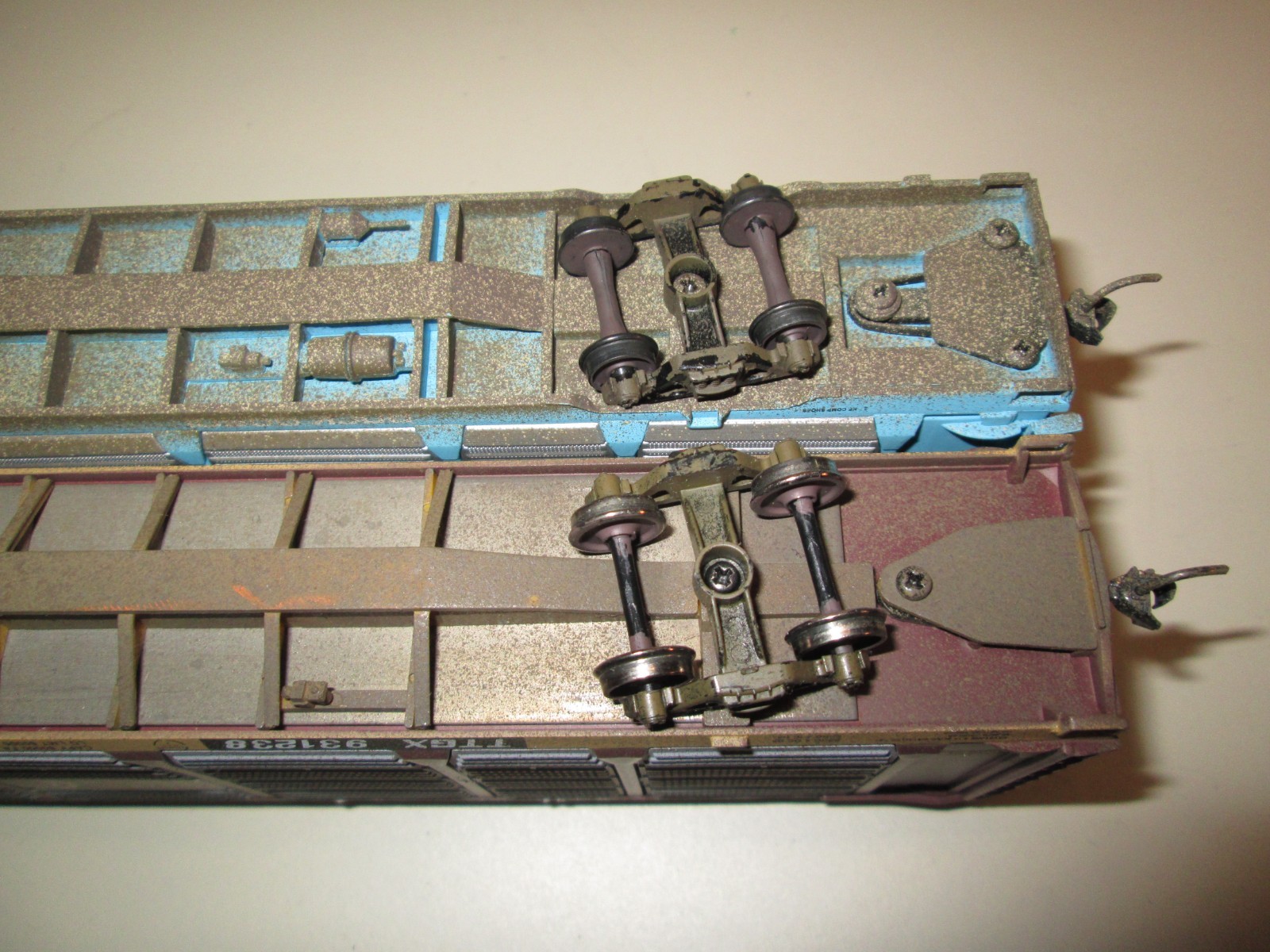 HO Scale Walthers Enclosed Car Carrier (THE ROCK & CONRAIL) Railroad (Set of 2)
