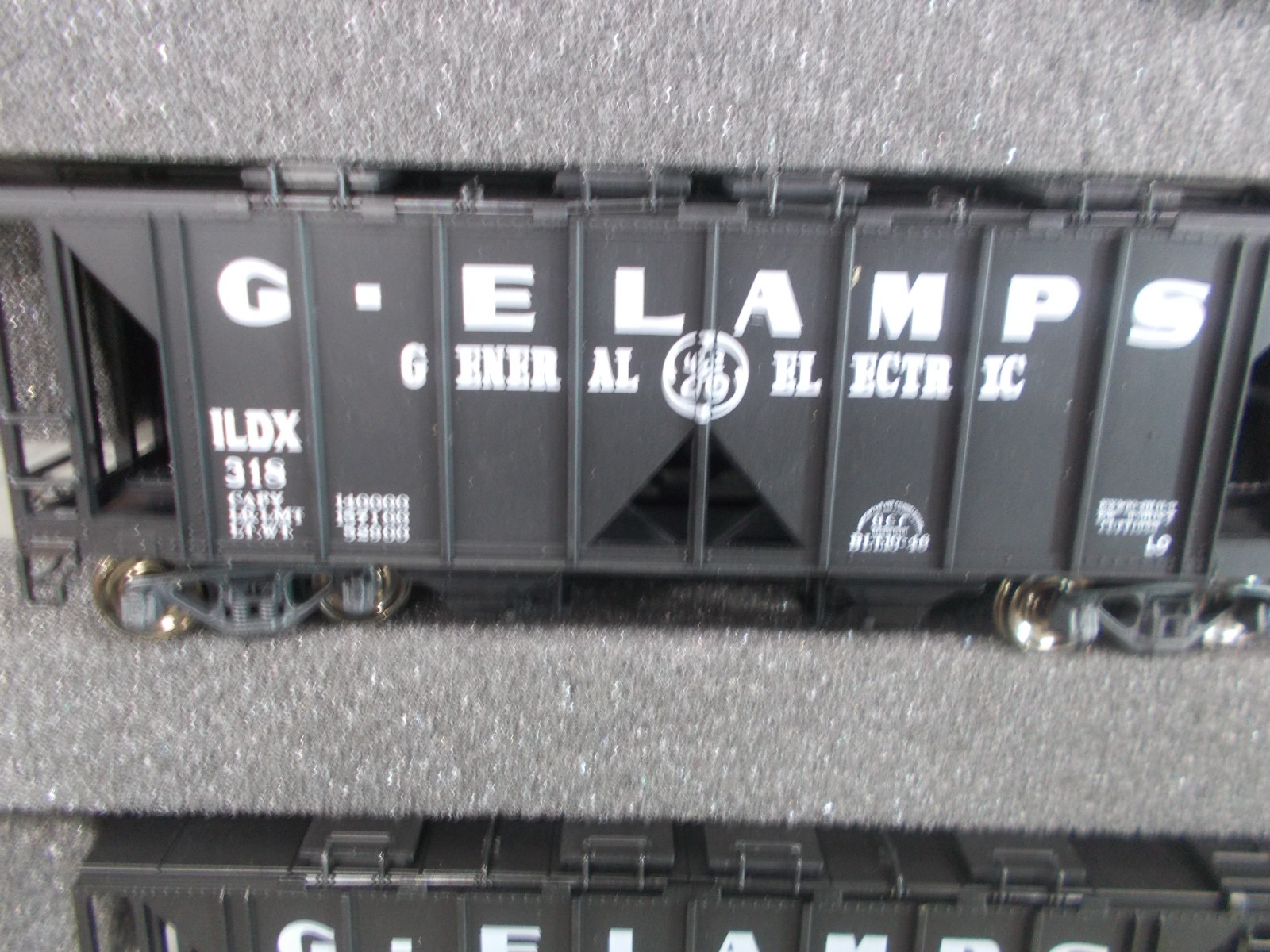 KATO # 38-0202~G-E LAMPS 70 TON COVERED HOPPER ~ BUILT 3-CARS ~ HO SCALE ~LOT–S