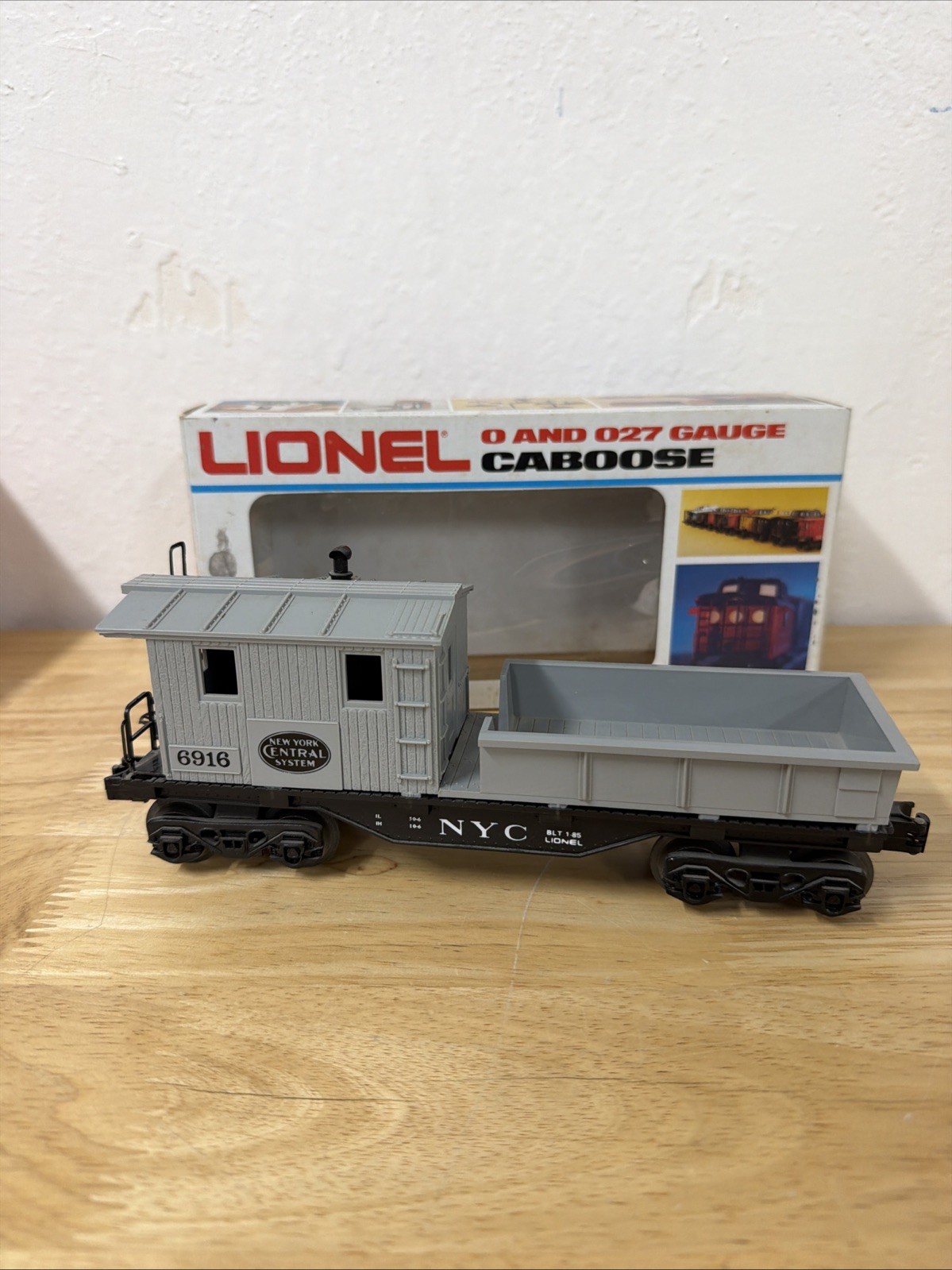 Lionel New York Central Caboose 6-6916 O and O27 Gauge With Box