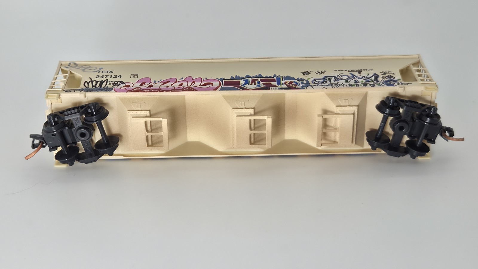 Micro-Trains 09444460 TEIX #247124 3-Bay Covered Hopper ICHABOD Graffiti N Scale