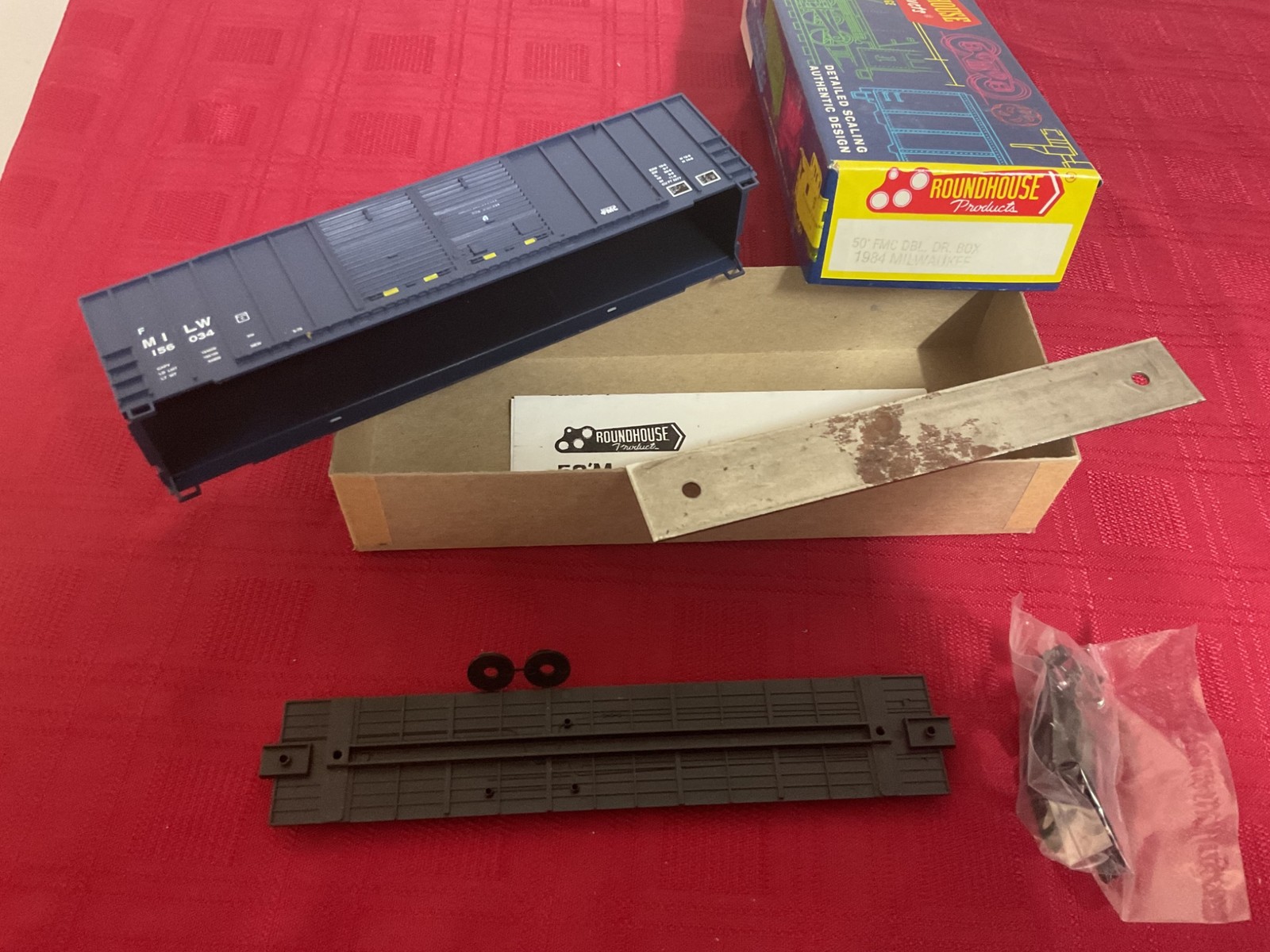 ROUNDHOUSE HO-SCALE 50’ MILWAUKEE DOUBLE DOOR BOXCAR KIT #1984 BRAND NEW 🚂