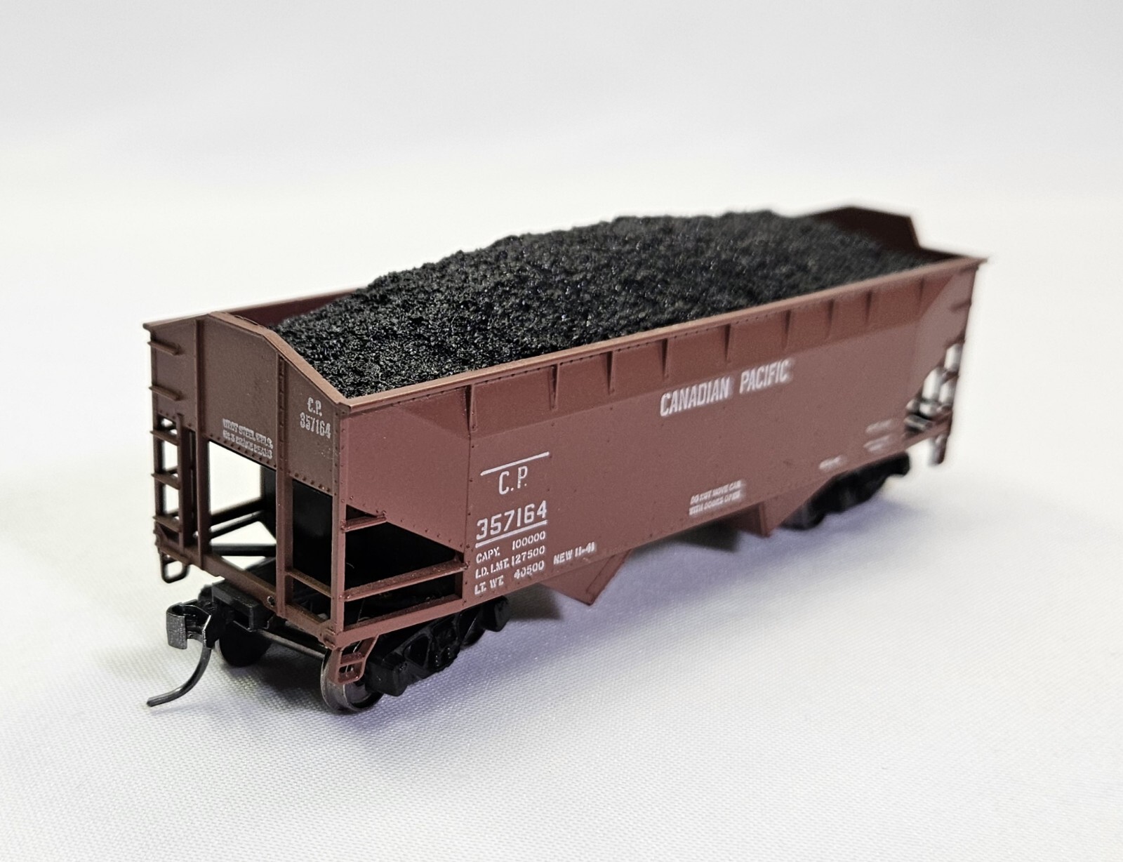 HO Scale Canadian Pacific C.P. 357164 Hopper Car 2 Bay with Coal Load Railroad