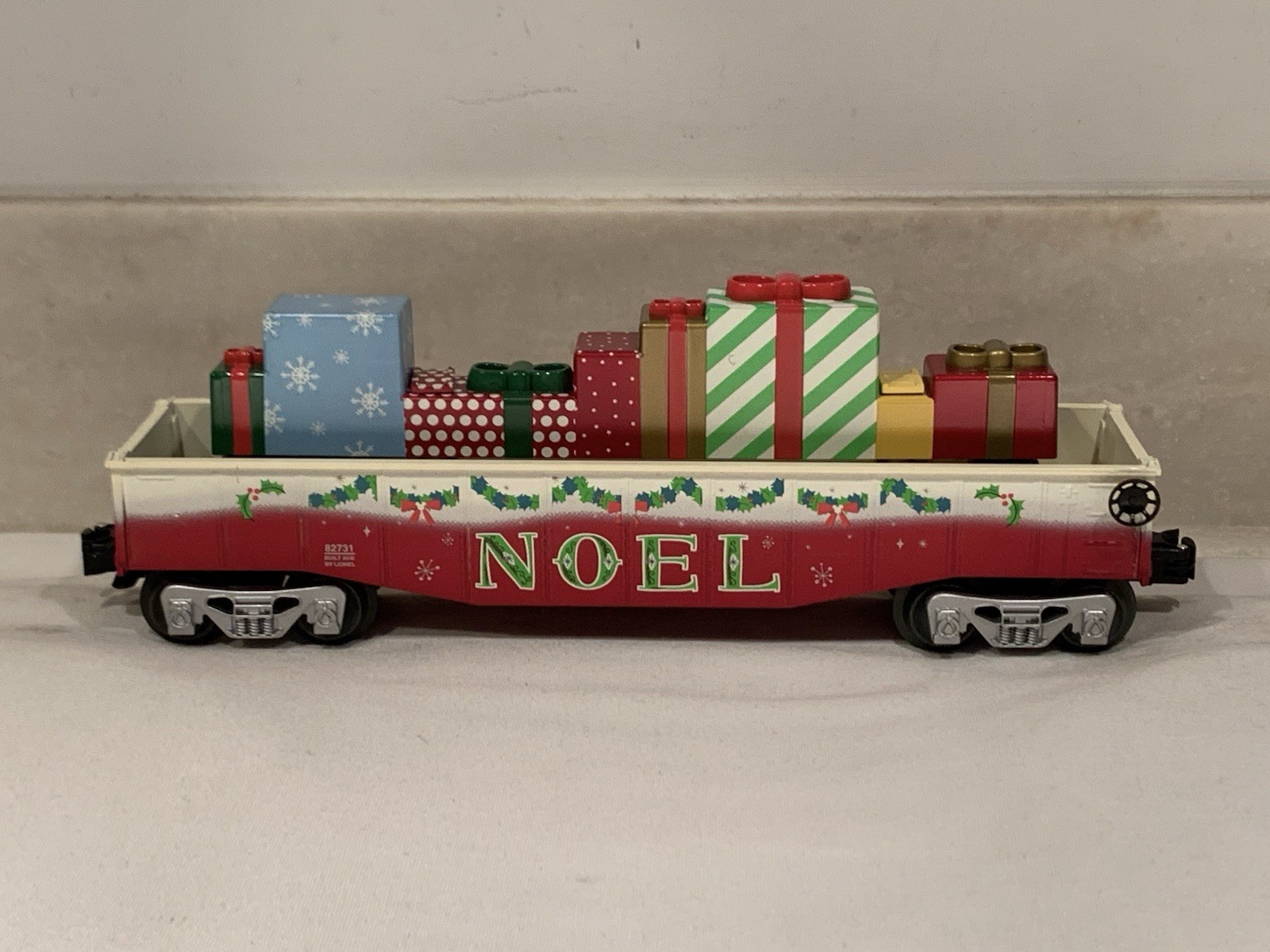 LIONEL CHRISTMAS NOEL GONDOLA W/ PRESENTS LOAD – O GAUGE – HOLIDAY TOY TRAIN