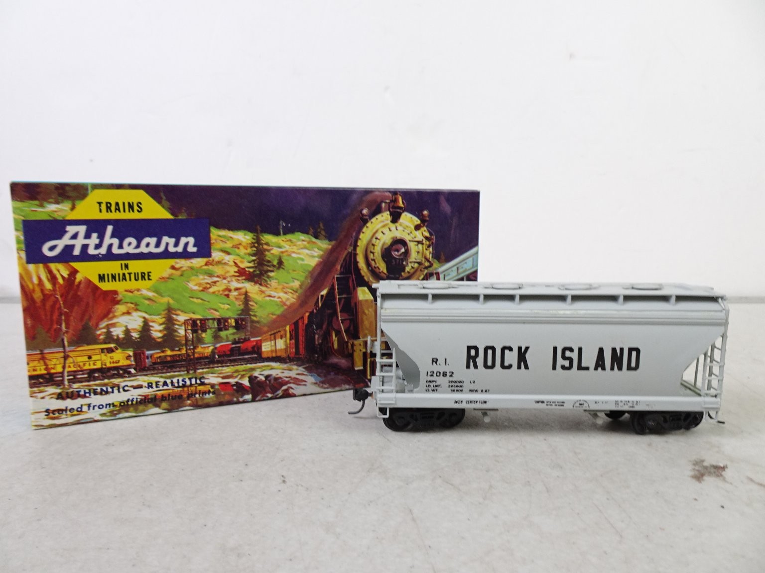 Athearn HO Rock Island Covered Hopper R.I. 12062 Knuckle Couplers