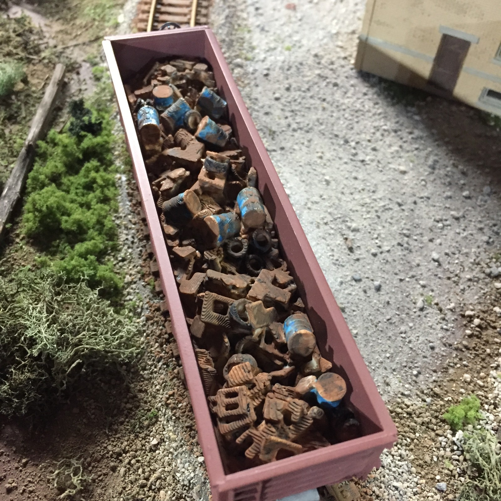 HO Scale Junk Scrap Load Unpainted for 40′ Gondola Cars – Car not included