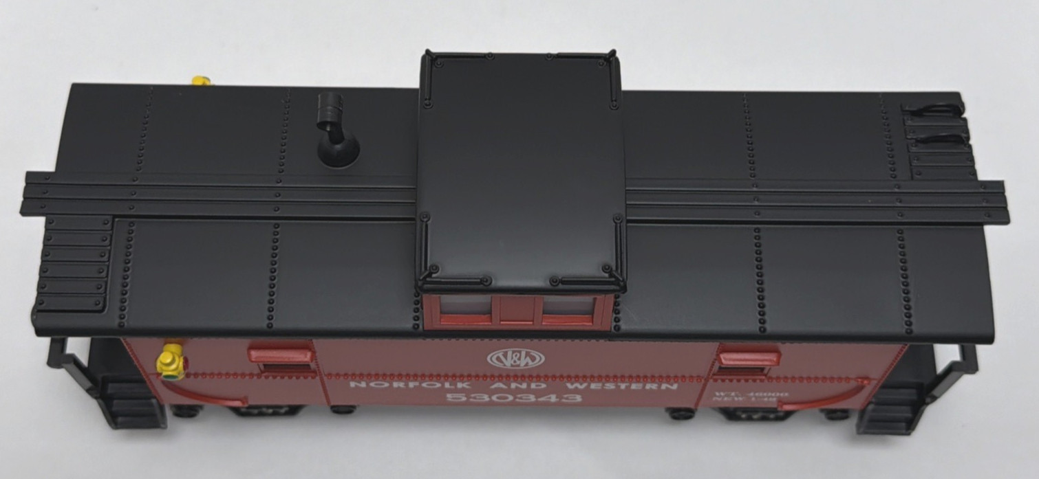 RMT-CAB241 WESTERN MARYLAND #530343 CABOOSE W/OP. MARKER LIGHTS&CONDUCTOR FIGURE