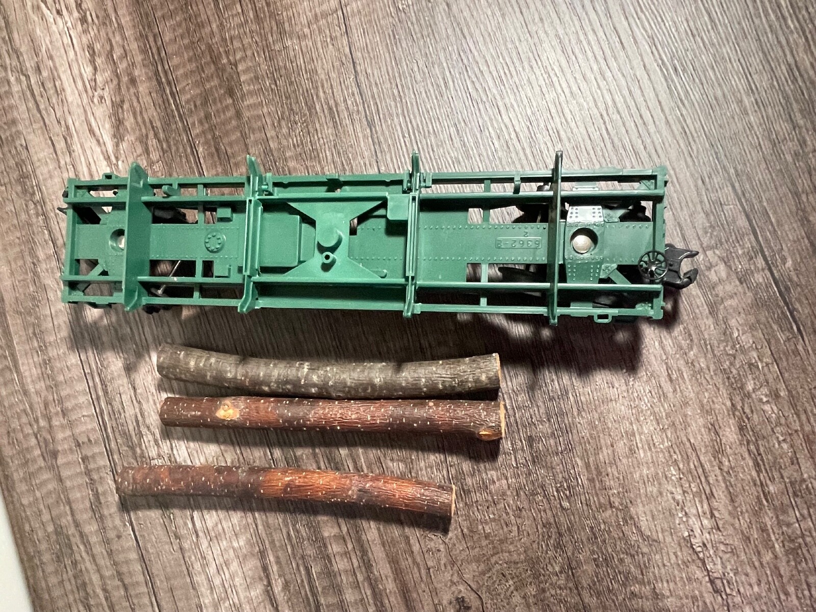 Lionel 6-16675 Great Northern Log Dump Car Logs Included, pieces missing (R-193)