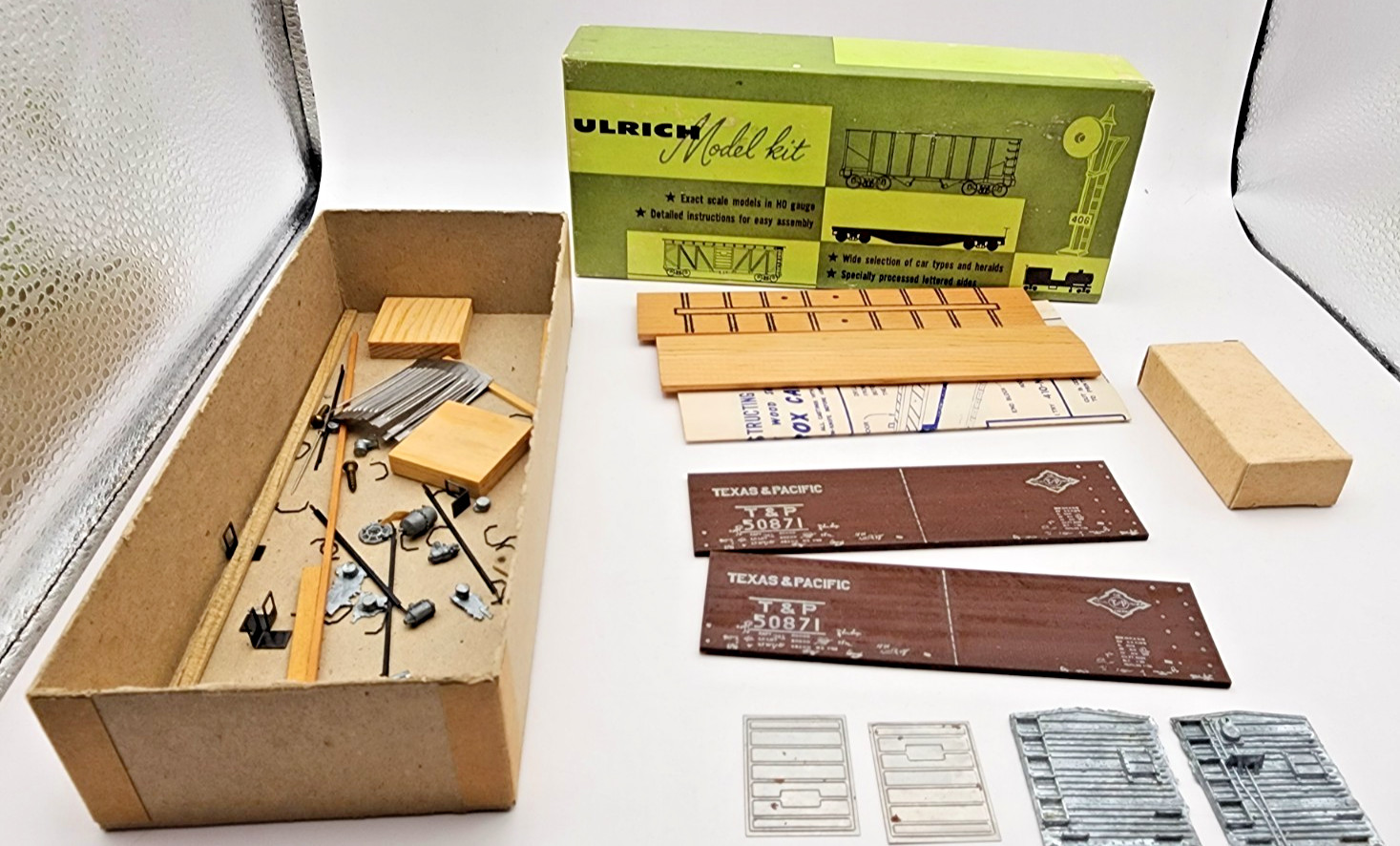 ULRICH HO 1:87 Texas & Pacific Wood Boxcar. Wood & Metal Kit With Sprung Trucks.